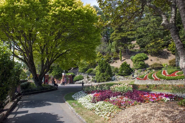 Wellington, Nova Zelândia - 2 de março de 2016: Pessoas que visitam Wellington Botanic Garden, o maior parque público da cidade — Fotografia de Stock