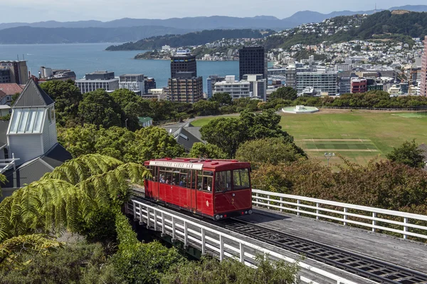 Wellington, Nova Zelândia - 2 de março de 2016: O Wellington Cable Car é uma ferrovia funicular em Wellington, Nova Zelândia, entre Lambton Quay, a principal rua comercial, e Kelburn, um subúrbio nas colinas com vista para a cidade central, subindo 120 m (394 pés ) — Fotografia de Stock