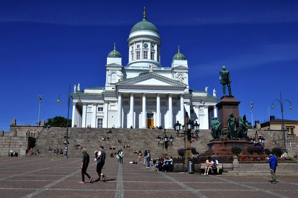 HELSINKI, FINLANDIA - 11 de julio de 2014: Mucha gente visita Helsi — Foto de Stock