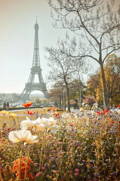 Trocadero Park z wieży Eiffla w tle w stylu Vintage pocztówka — Zdjęcie stockowe