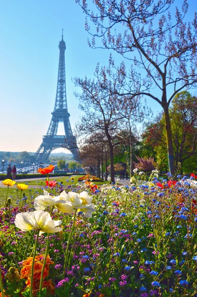 Trocadero Park z wieży Eiffla w tle w stylu Vintage pocztówka — Zdjęcie stockowe