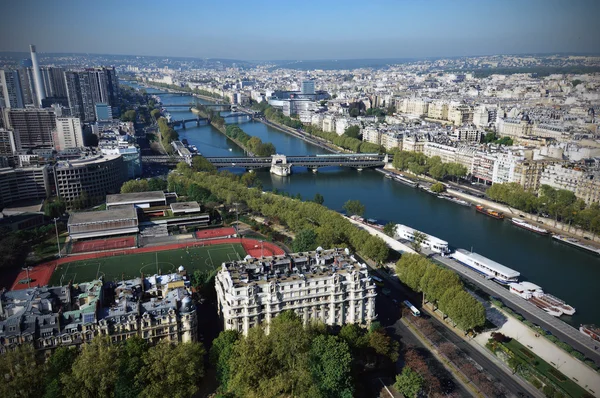 Pohled z ptačí perspektivy na řeku Seine v Paříži viděni z Eiffel — Stock fotografie