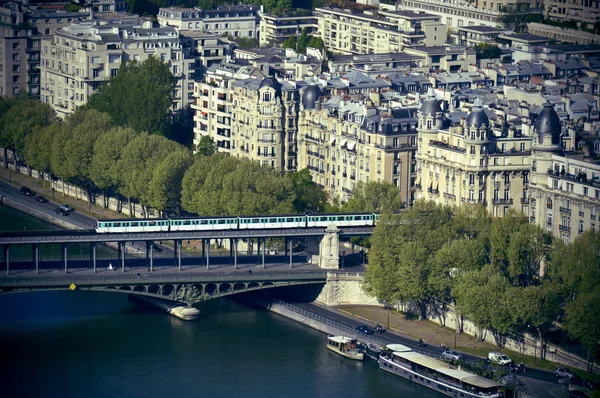 パリ、フランスのセーヌ川に架かるパッシー橋を渡る地下鉄の列車 — ストック写真