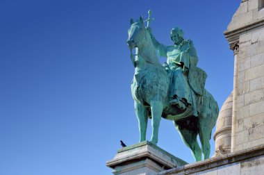 Paris Kutsal Kalp Bazilikası önünde bir heykel, bir Roma Katolik kilisesi ve küçük bazilika, butte Montmartre zirvesinde bulunan, Paris'in en yüksek noktası