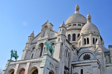 Paris Kutsal Kalp Bazilikası, bir Roma Katolik kilisesi ve küçük bazilika, butte Montmartre zirvesinde bulunan, Paris'in en yüksek noktası