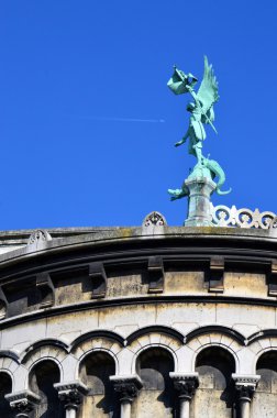 Paris Kutsal Kalp Bazilikası önünde bir heykel, bir Roma Katolik kilisesi ve küçük bazilika, butte Montmartre zirvesinde bulunan, Paris'in en yüksek noktası