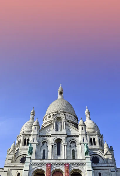 Basilikan i det Heliga hjärtat av Paris, en romersk-katolsk kyrka och mindre basilika, som ligger vid toppen av Butte Montmartre, den högsta punkten i Paris — Stockfoto