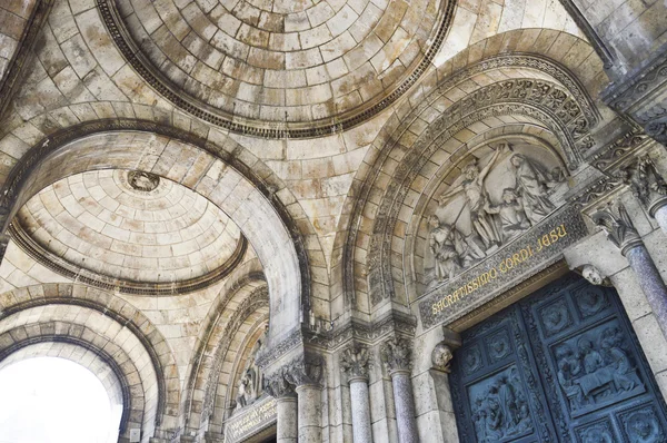Paris Kutsal Kalp, bir Roma Katolik kilisesi ve küçük bazilika, butte Montmartre, Paris'in en yüksek noktası zirvesinde bulunan Bazilikası İçişleri