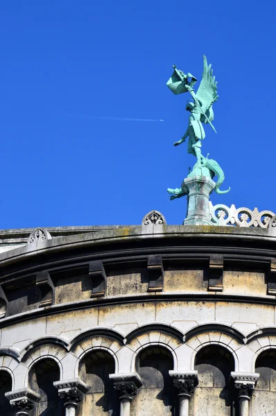 Pomnik przed Bazyliką Najświętszego Serca Paryża, kościół rzymskokatolicki i bazyliki mniejszej, znajduje się na szczycie Butte Montmartre, najwyższy punkt Paryża — Zdjęcie stockowe