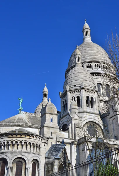 Bazilika posvátného srdce Paříže, Římskokatolická církev a molbazilika, umístěná na vrcholu hory Montmartre, nejvyššího bodu Paříže — Stock fotografie