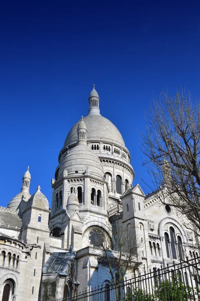 Bazilika posvátného srdce Paříže, Římskokatolická církev a molbazilika, umístěná na vrcholu hory Montmartre, nejvyššího bodu Paříže — Stock fotografie