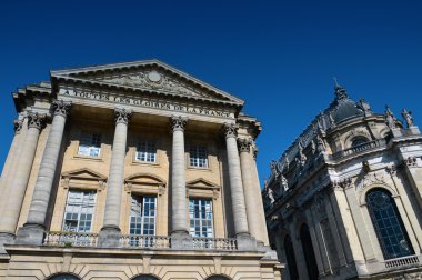 Versailles, Fransa Sarayı önünde Kraliyet Şapel süslü binaların