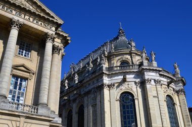 Versailles, Fransa Sarayı önünde Kraliyet Şapel süslü binaların