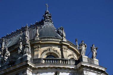 Versailles, Fransa Sarayı önünde Kraliyet Şapel süslü binaların