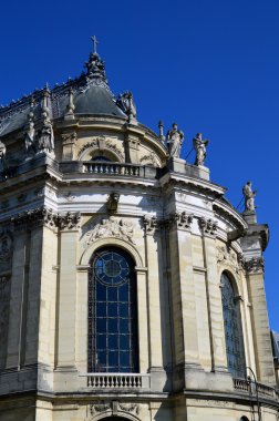 Versailles, Fransa Sarayı önünde Kraliyet Şapel süslü binaların