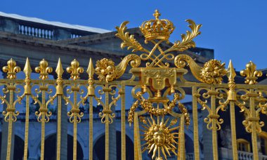 Versailles Sarayı'nın altın ana kapıları. Palace Versailles Kraliyet chateau oldu. Unesco Dünya Mirasları listesine eklendi. Paris, Fransa.
