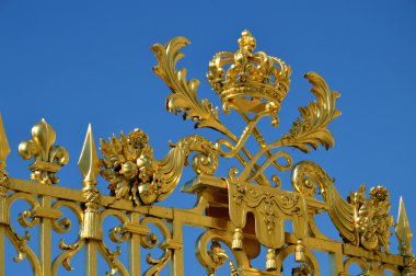 Versailles Sarayı'nın altın ana kapıları. Palace Versailles Kraliyet chateau oldu. Unesco Dünya Mirasları listesine eklendi. Paris, Fransa.