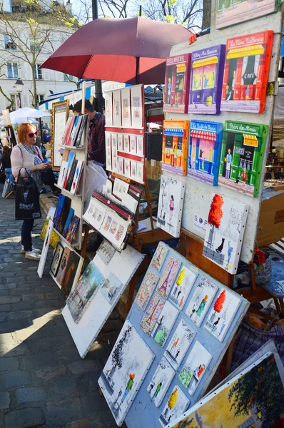 PARIS, FRANCE - APRIL 20, 2015: Tourists in Place du Tertre in Montmartre, the square is full of restaurants and local artists. — Zdjęcie stockowe