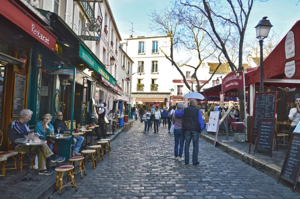 PARÍS, FRANCIA - 20 DE ABRIL DE 2015: Turistas en la Place du Tertre de Montmartre, la plaza está llena de restaurantes y artistas locales . — Foto de Stock