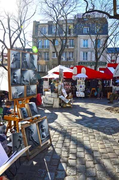 PARIS, FRANCE - APRIL 20, 2015: Paintings sold at Place du Tertre in Montmartre — Zdjęcie stockowe