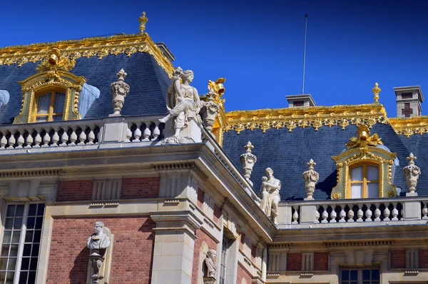 Hermosos detalles del techo con adornos dorados y estatuas del Palacio de Versalles — Foto de Stock