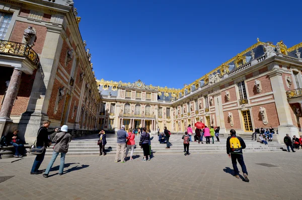 VERSAILLES, FRANCIA - 19 de abril de 2015: Los turistas que visitan el Palacio de Versalles, la lista del Patrimonio Mundial de la UNESCO, en la ciudad de Versalles, Francia . — Foto de Stock