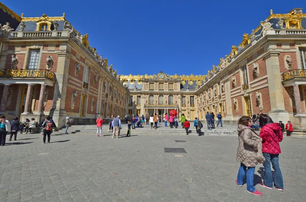 ヴェルサイユ, フランス - 2015 年 4 月 19 日: 訪れるベルサイユ宮殿, ヴェルサイユ, フランスの都市で、世界遺産のユネスコのリスト. — ストック写真