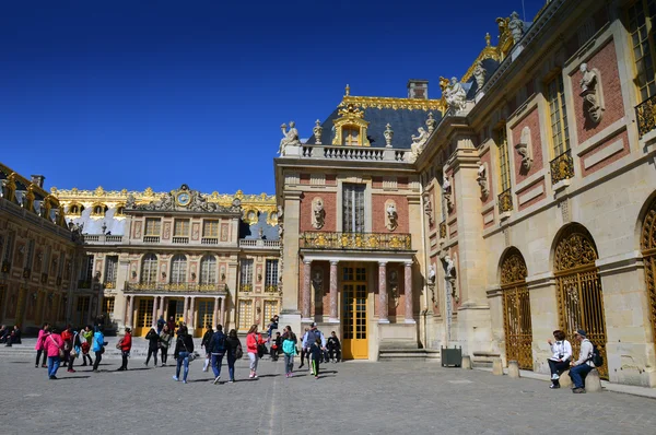 VERSAILLES, FRANCIA - 19 de abril de 2015: Los turistas que visitan el Palacio de Versalles, la lista del Patrimonio Mundial de la UNESCO, en la ciudad de Versalles, Francia . — Foto de Stock