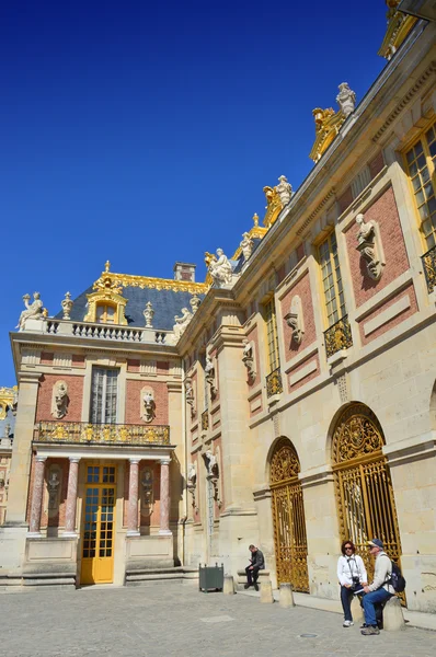 ヴェルサイユ, フランス - 2015 年 4 月 19 日: 訪れるベルサイユ宮殿, ヴェルサイユ, フランスの都市で、世界遺産のユネスコのリスト. — ストック写真