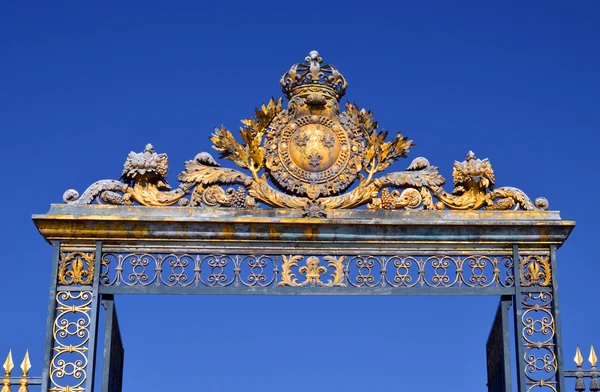 Versailles Sarayı'nın altın ana kapıları. Palace Versailles Kraliyet chateau oldu. Unesco Dünya Mirasları listesine eklendi. Paris, Fransa. — Stok fotoğraf