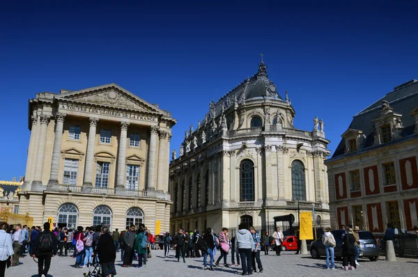 Versailles, Francie - 19. dubna 2015: Turisty čekají na vstup palác Versailles, Francie — Stock fotografie