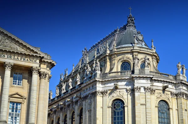 Zdobené stavby královské kaple před palác Versailles, Francie — Stock fotografie
