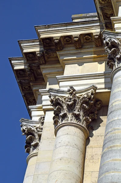 Versailles, Fransa Sarayı önünde Kraliyet Şapel süslü binaların — Stok fotoğraf