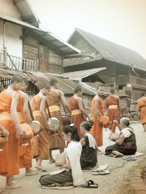 Rahipler de Luang Prabang, Lao P vermek sadaka eski günleri