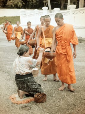 Luang Prabang, Lao Demokratik Halk Cumhuriyeti - 15 Haziran 2004: Eski günleri rahipler Luang Prabang, Lao Demokratik Halk Cumhuriyeti de veren sadaka