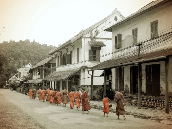 LUANG PRABANG, LAO PDR - 15 giugno 2004: I vecchi tempi di Luang Prabang, Lao PDR, al mattino quando i monaci remavano per l'elemosina — Foto Stock