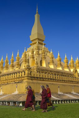 Vientiane, Laos - 19 Ocak 2012: Bu Luang Stupa, landmark Vientiane, Lao Demokratik Halk Cumhuriyeti yürüyüş grubu Budist rahipler
