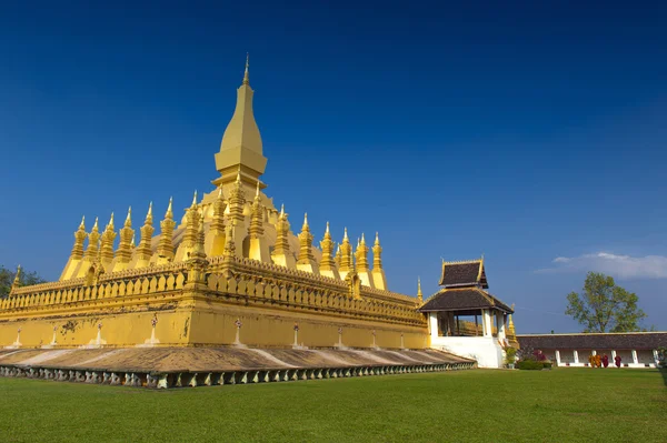 Vientiane, Laos - 19 de enero de 2012: Grupo de monjes budistas caminando alrededor de That Luang Stupa, hito de Vientiane, República Democrática Popular Lao — Foto de Stock