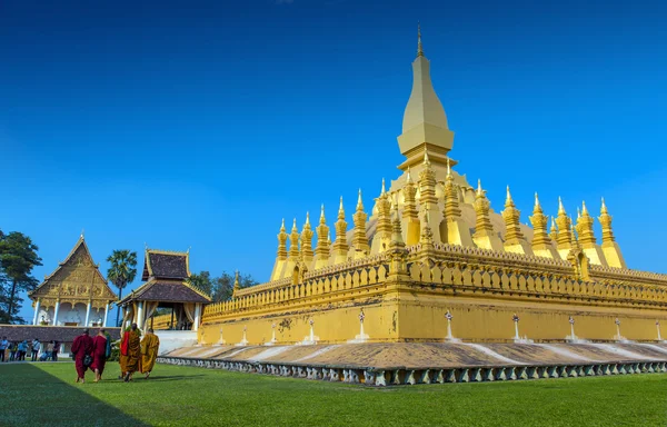 Vientiane, Laos - 19 de enero de 2012: Grupo de monjes budistas caminando alrededor de That Luang Stupa, hito de Vientiane, República Democrática Popular Lao — Foto de Stock