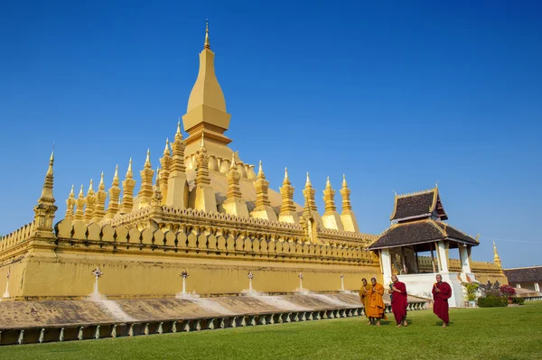 Vientiane, Laos - 19 de enero de 2012: Grupo de monjes budistas caminando alrededor de That Luang Stupa, hito de Vientiane, República Democrática Popular Lao — Foto de Stock