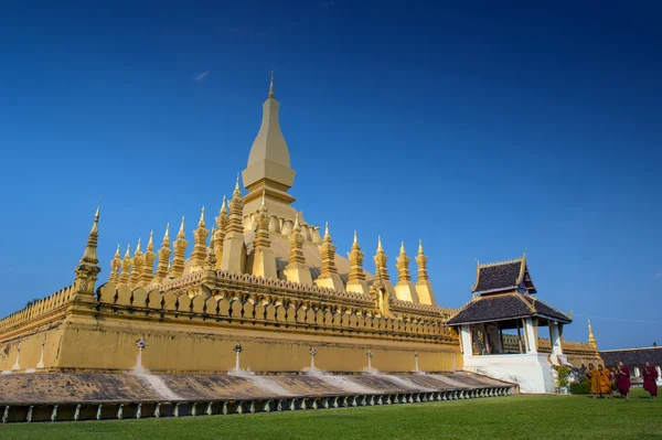 Vientiane, Laos - 19 de enero de 2012: Grupo de monjes budistas wal — Foto de Stock