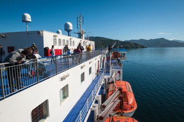 Cook Boğazı, Yeni Zelanda - 4 Şubat 2016: yolcu feribot Wellington Picton için sesler Marlborough, Yeni Zelanda ile seyahat.