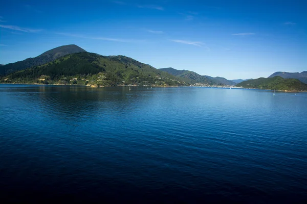 Marlborough Sounds sett från färjan från Wellington till Picton, Nya Zeeland — Stockfoto