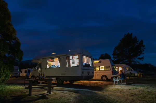 Samochód kempingowy i campervan camping w Peketa Beach, Kaikoura, Południowa Wyspa Nowej Zelandii, podczas zachodu słońca — Zdjęcie stockowe