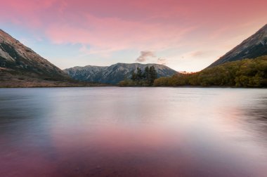 Göl Pearson, gün batımı / Moana Rua Wildlife Refuge bulunan Craigieburn Forest Park bölgesinde Canterbury, Yeni Zelanda South Island