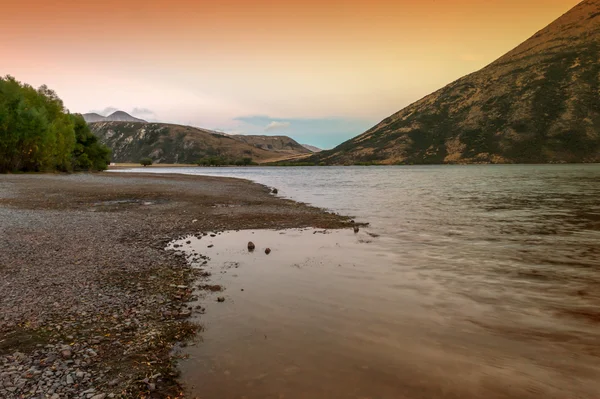 Ηλιοβασίλεμα στη λίμνη Pearson Moana Rua καταφύγιο άγριας ζωής βρίσκεται στο Craigieburn Δάσος Πάρκο στην περιοχή του Καντέρμπουρυ, νότιο νησί της Νέας Ζηλανδίας — Φωτογραφία Αρχείου
