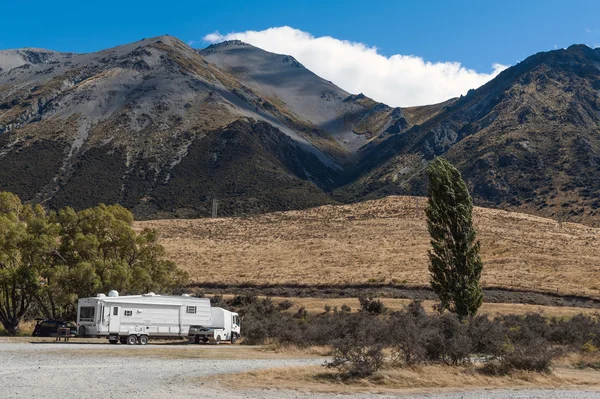 Domácí trailer na jezeře Pearson / Moana Rua Wildlife Refuge se nachází v Craigieburn Forest Park v regionu Canterbury, Jižní ostrov Nového Zélandu — Stock fotografie