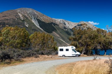 Göl Pearson, kamyonet ve karavan karavan / Moana Rua Wildlife Refuge bulunan Craigieburn Forest Park bölgesinde Canterbury, Yeni Zelanda South Island