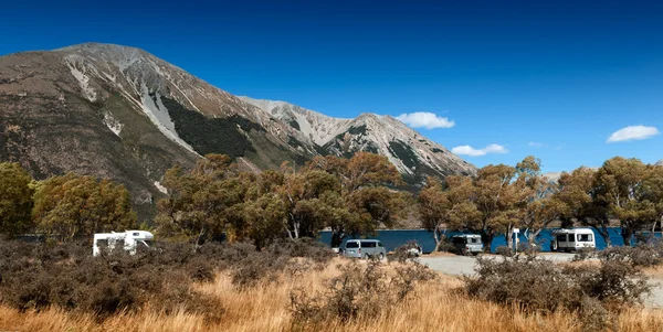 Campeggiatori presso Lake Pearson / Moana Rua Wildlife Refuge situato nel Craigieburn Forest Park nella regione di Canterbury, Isola del Sud della Nuova Zelanda — Foto Stock