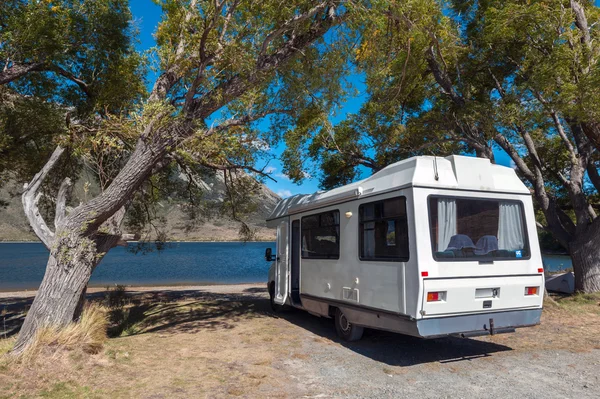 Göl Pearson, kamyonet ve karavan karavan / Moana Rua Wildlife Refuge bulunan Craigieburn Forest Park bölgesinde Canterbury, Yeni Zelanda South Island